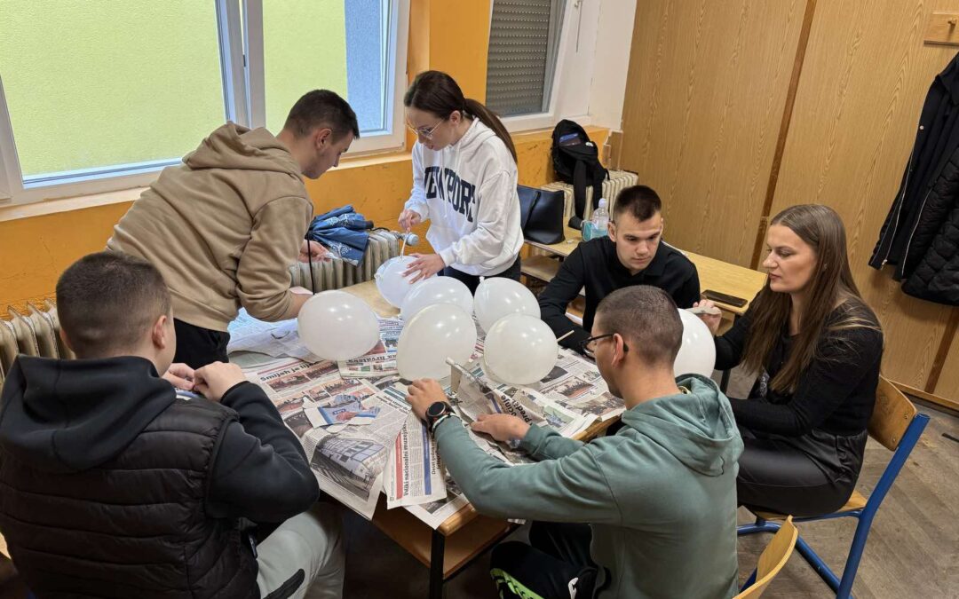 USKRŠNJA ČAROLIJA I SNAGA RAZLIČITOSTI:                                                                                             učenici s teškoćama izrađivali  su velika uskršnja jaja i pokazali koliko svijet može biti ljepše mjesto kada svi imaju svoje mjesto
